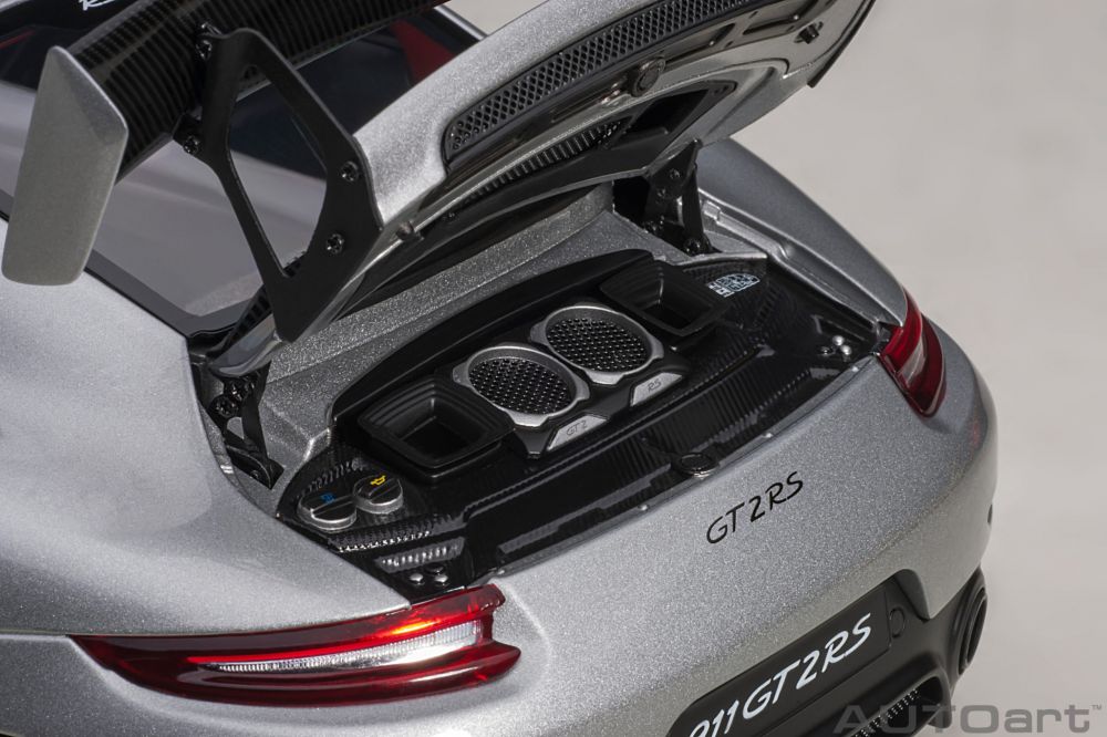 AutoArt Porsche 911 GT2 RS Weissach 1:18